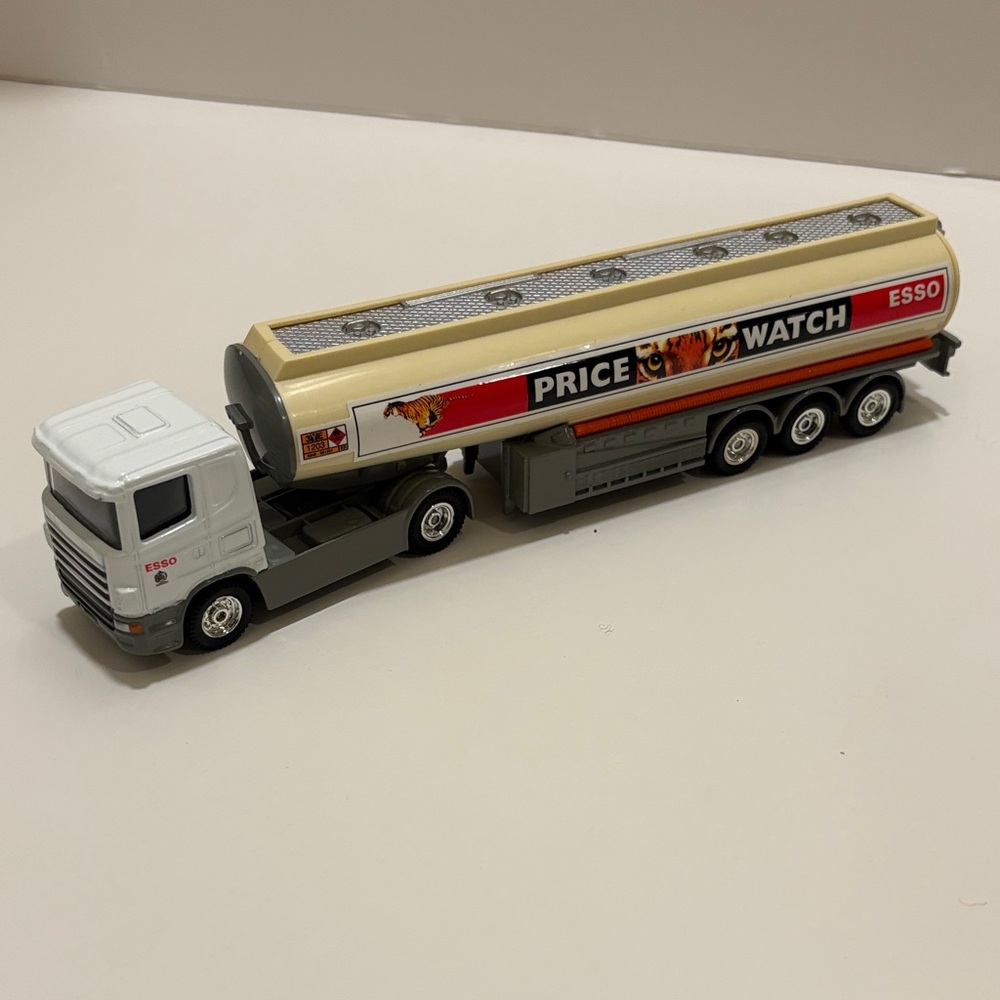 Corgi Esso Scania truck with trailer. 1/64 scale.